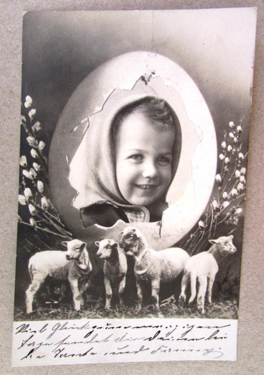 Девочка в платочке на фоне яйца и овечки с вербой