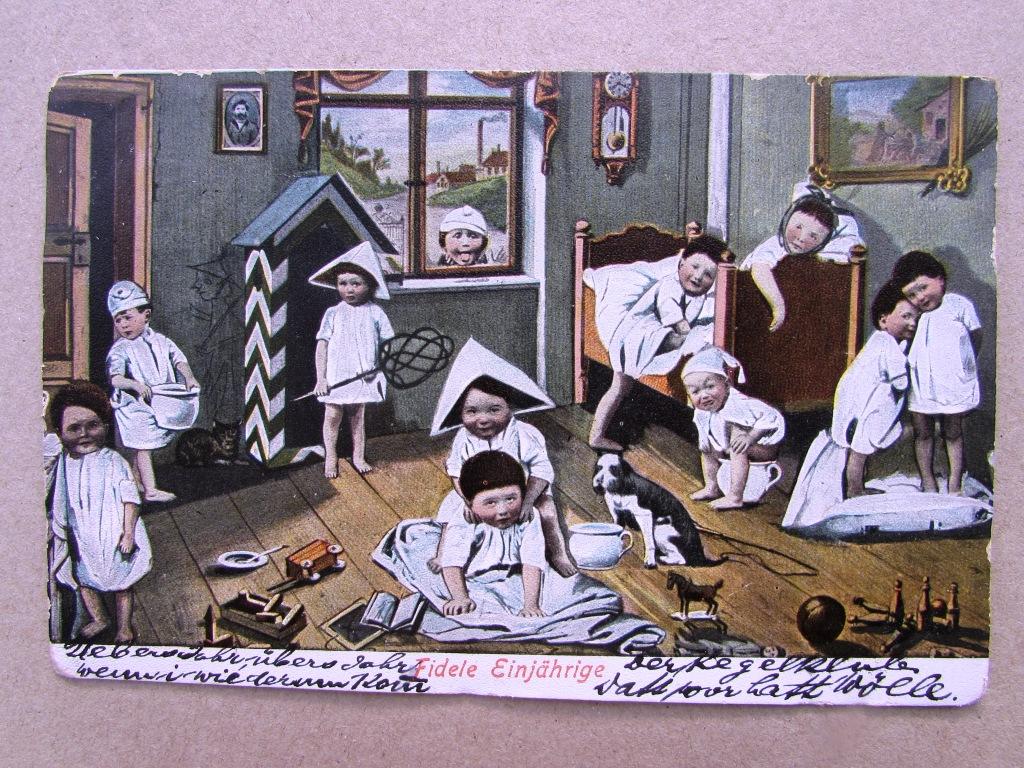 Малыши в ночных сорочках играют в комнате Штемпель 1908