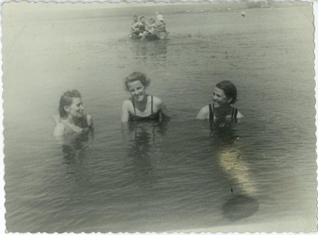 Купаются ретро. Ретро купание девочек. Советские девочки купаются. Мальчики купаются ретро 1950.
