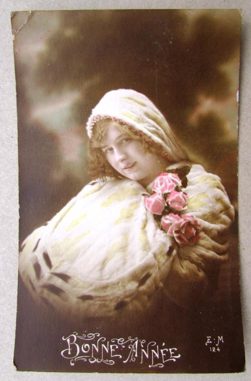 Девушка в меховой накидке с капюшоном