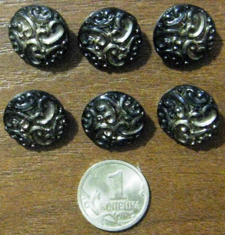 М02:067 ИЗ ПРАБАБУШКИНОЙ ШКАТУЛКИ: ПУГОВИЦА, СТЕКЛО, ШЕСТЬ ШТУК ОДНИМ ЛОТОМ