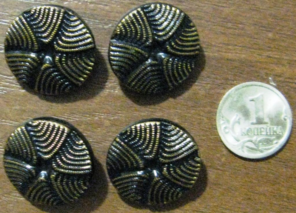 М02-059 ИЗ ПРАБАБУШКИНОЙ ШКАТУЛКИ: ПУГОВИЦА, СТЕКЛО, ЧЕТЫРЕ ШТУКИ ОДНИМ ЛОТОМ