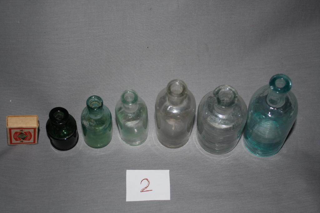 Маленький пузырик. Антикварная зеленая аптечная бутылочка зсугк 1853 года. Бутылочка Царская аптечная глеш. Аптечные бутылочки стеклянные. Старые аптекарские бутылочки.