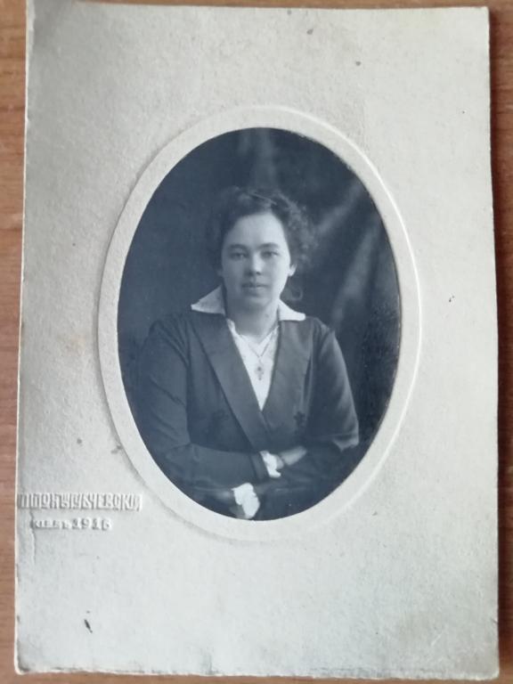 Девушка. Губчевский. Киев 1916 год. На обороте надпись педагог по сольному пению