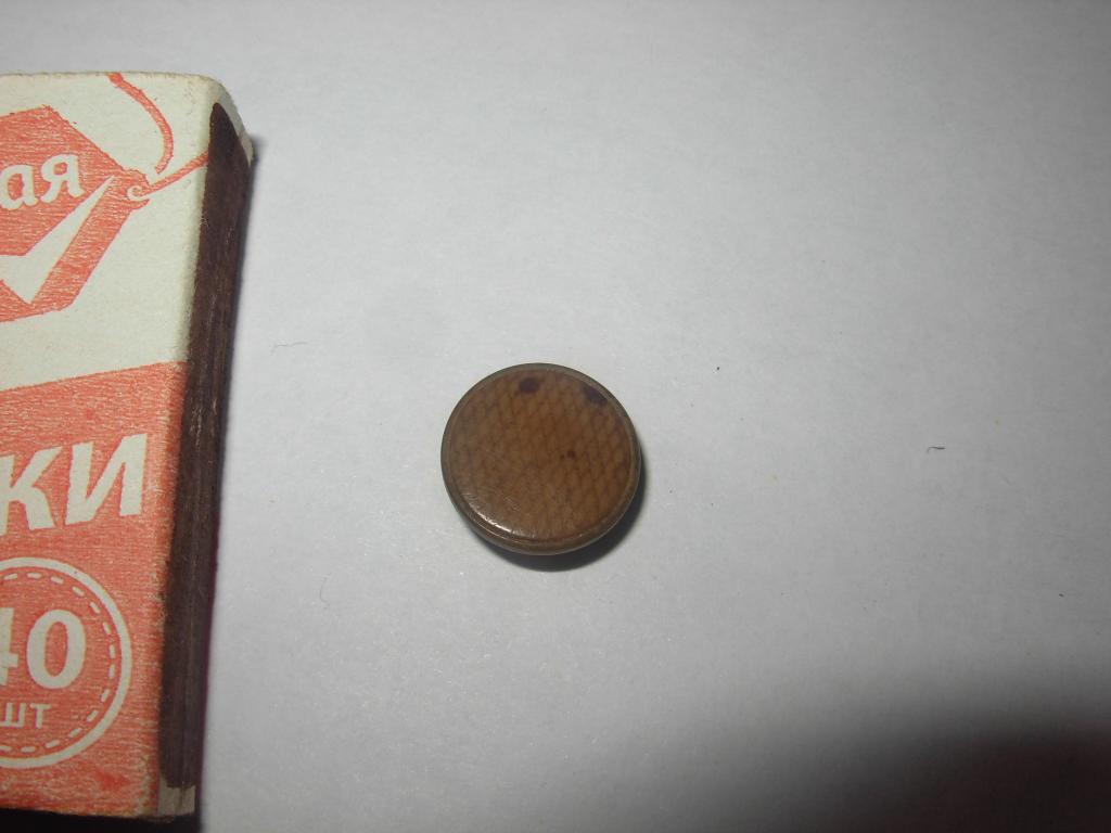 Пуговица старинная не большая первая костяная , кость , тиснение