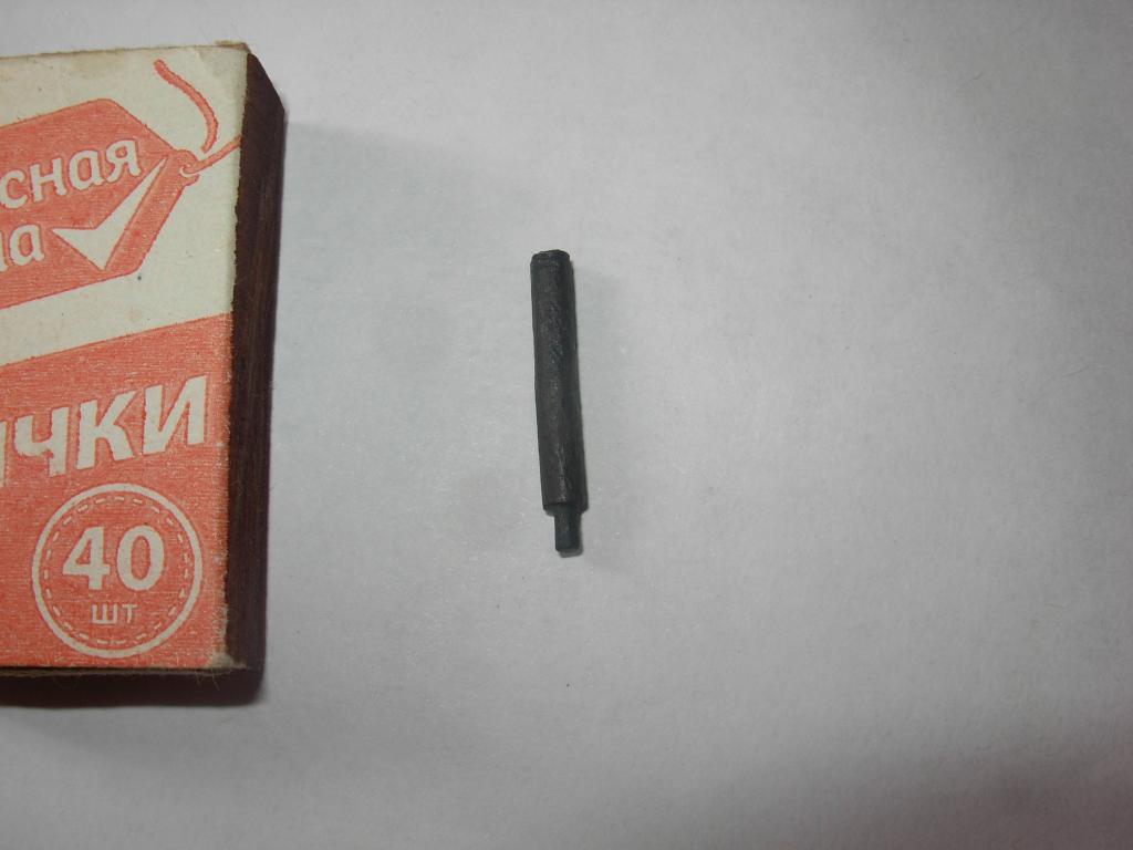 Шпилька старинная с резьбой ось оська бронза патина от механизма устройства , часы ? ...
