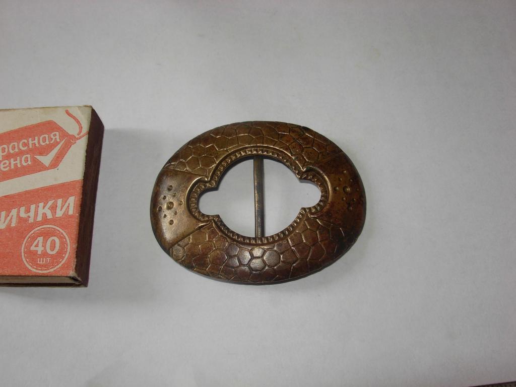 Пряжка старинная овальная , латунь , изящная , патина 19 век , в хорошем состоянии № 2