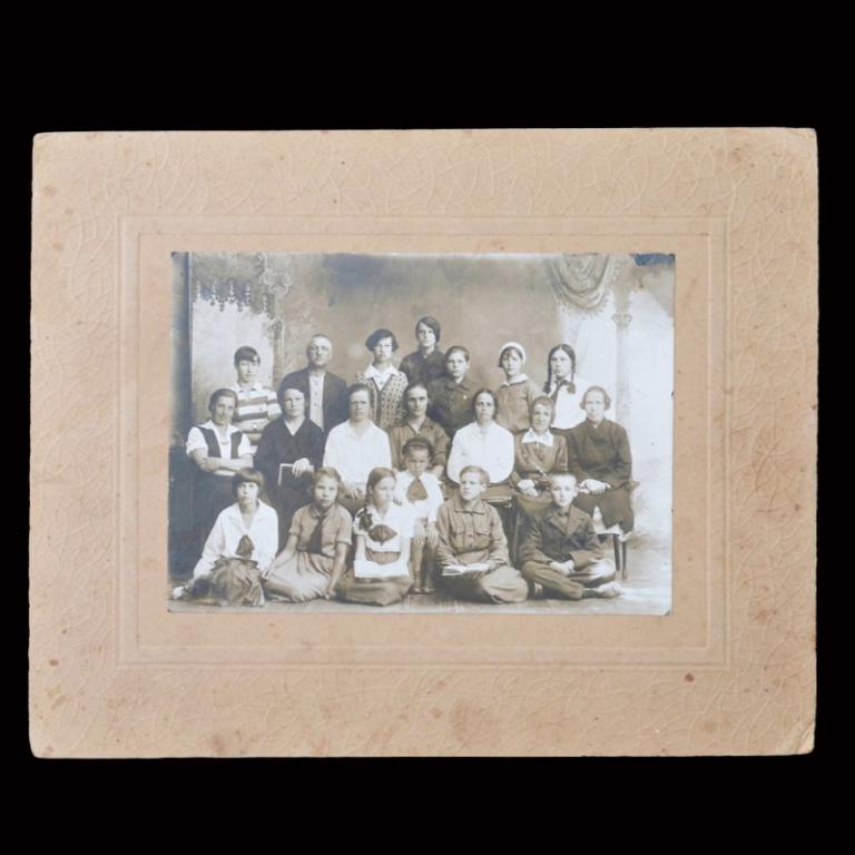 Фото учеников и учителей сельской школы (?), 1944 г. (68578)