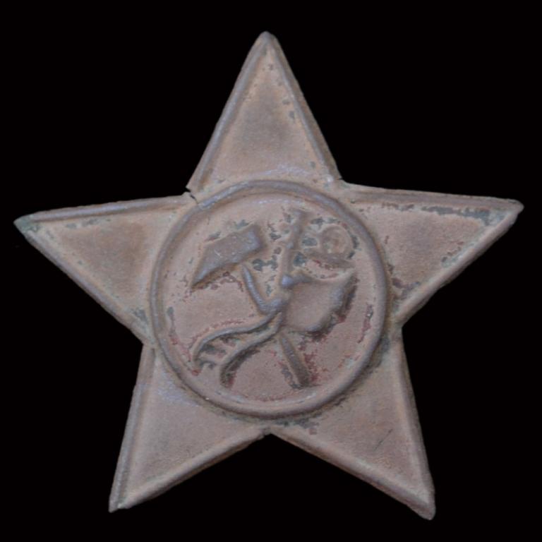 Плуг и молот на кокарде ркка образца 1918 года