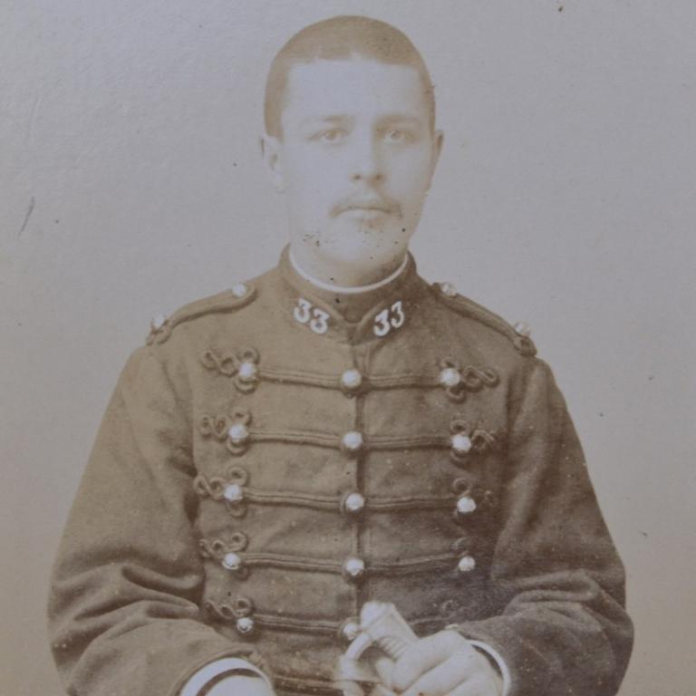 Фото французского солдата 33 полка линейной кавалерии, с саблей (72735)