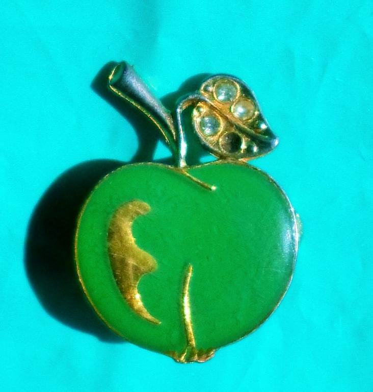 Старая бижутерия,брошки.СССР и импорт