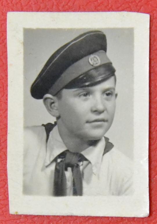 Фото ПИОНЕРА в форме интересная кокарда 1954 год