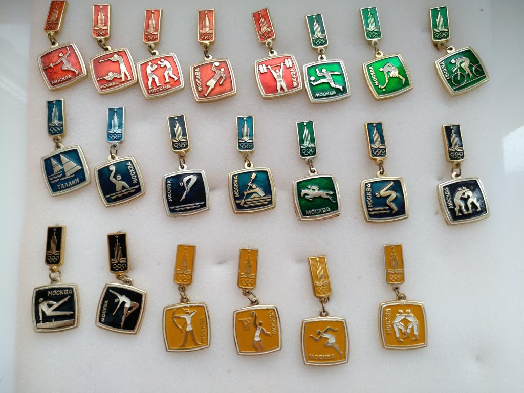 Наборы значков москва. Упаковка для значков. Набор значков кинотеатры москвы. Наборы значков москва. Наборы значков москва.