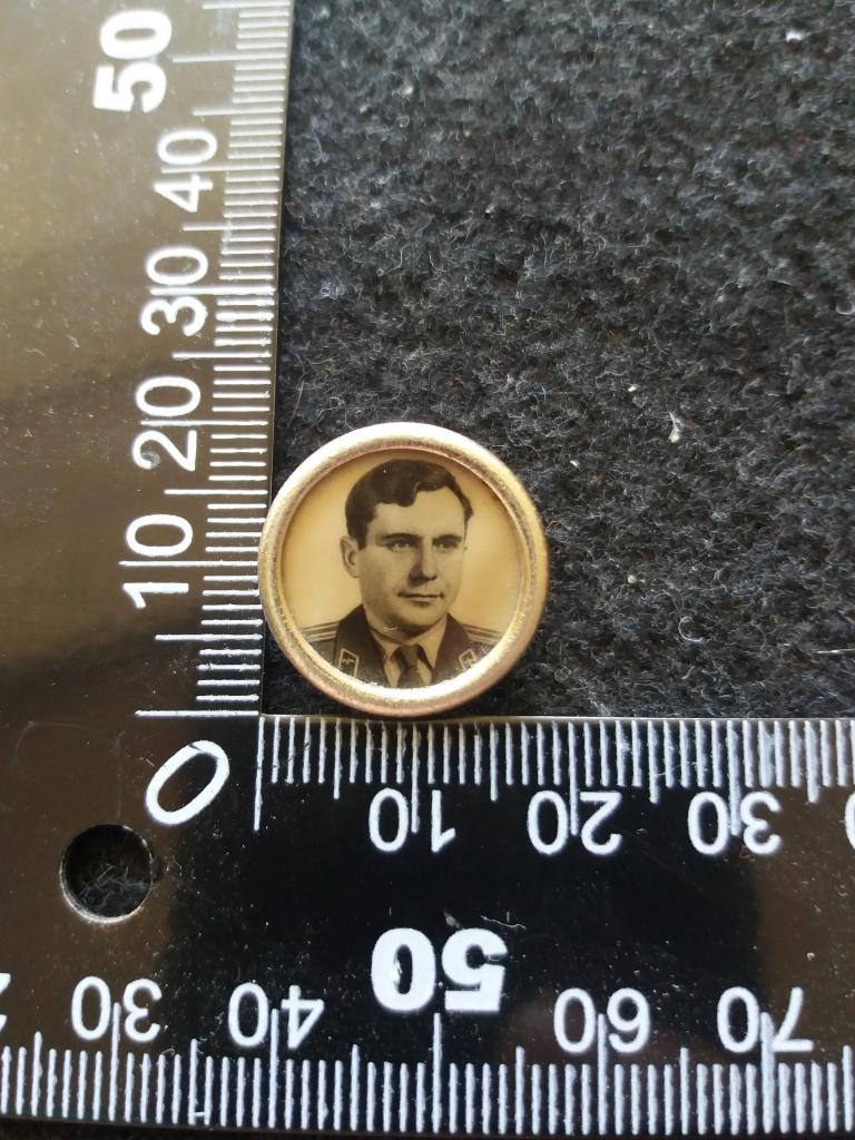 Знак с изображением лётчика-космонавта СССР