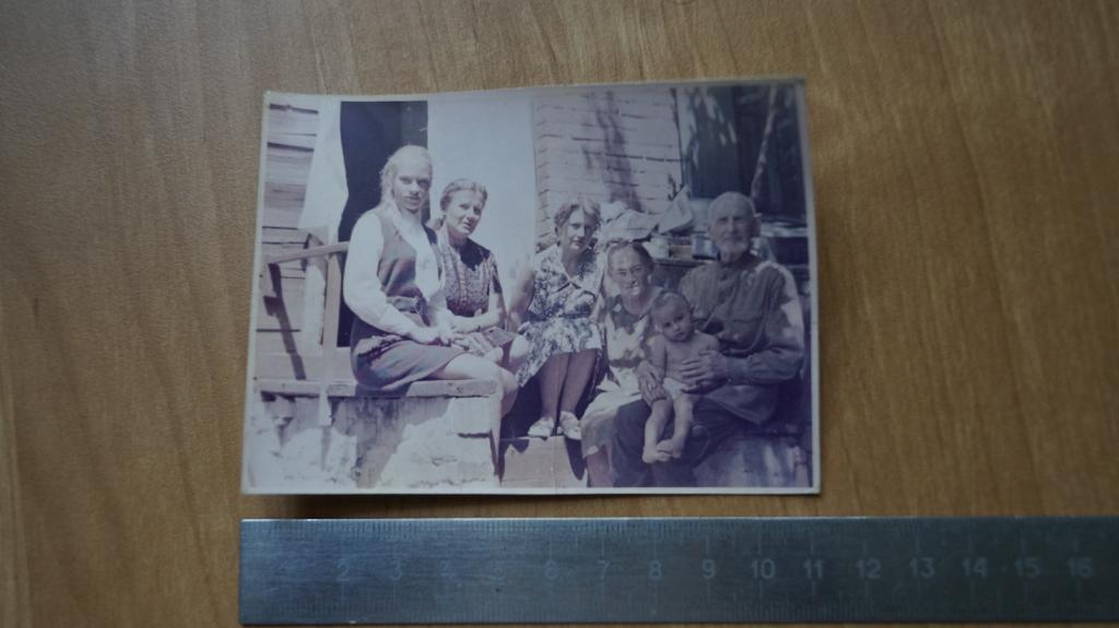 №552 Групповое семейное фото женщины дети старик