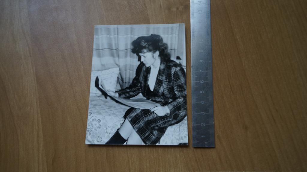 №594 Ретро фото СССР девушка читает газету