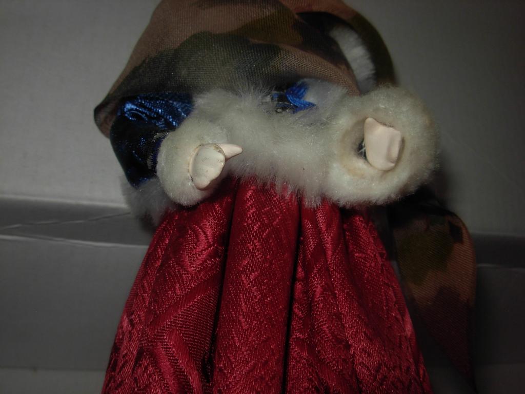 Кукла сувенирная игровая девушка в зимней старорусской одежде ,Голова и руки фарфор игрушка