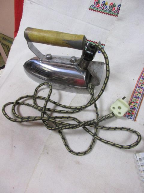 УТЮГ ЭЛЕКТРИЧЕСКИЙ 1961 ГОД. ОТЛИЧНЫЙ. РАБОЧИЙ.   СК