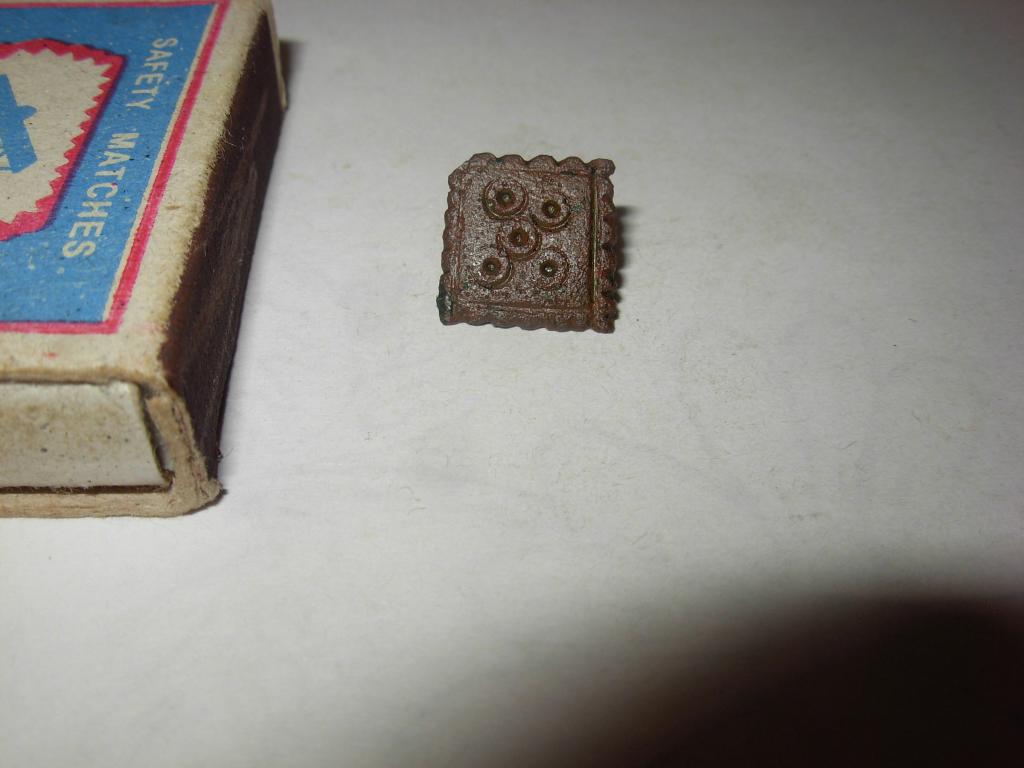 Запонка старинная накладка квадратная , бронза , патина пуговица , солярные знаки
