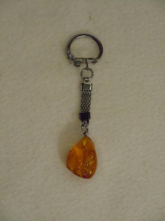 Брелок с натуральным янтарём,с инклюзом 
