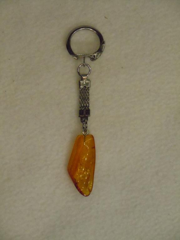 Брелок с натуральным янтарём, с инклюзом 