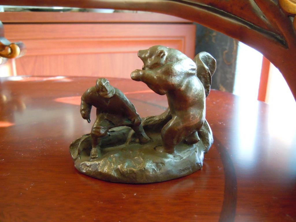 Охотник и медведь (бронза СССР) выс 6 см,дл 8см 