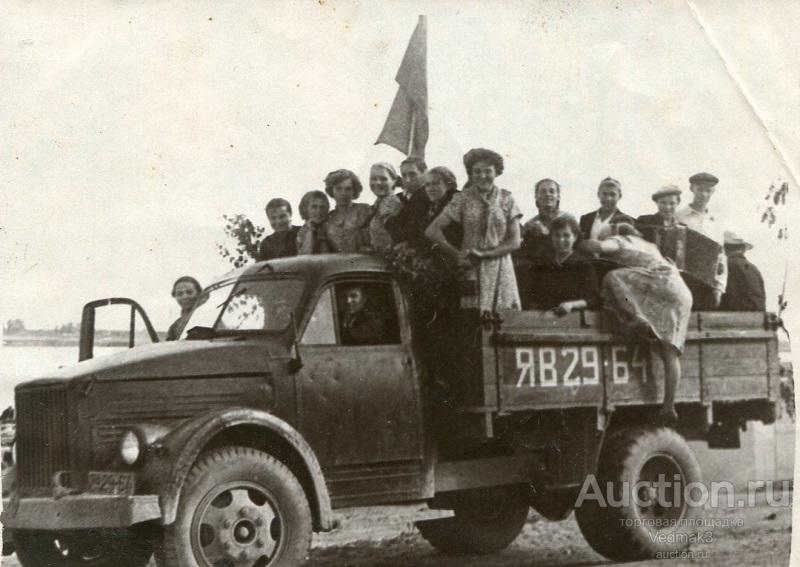 Газ - 51 колхоз  знамя соцреализм СССР сельхоз работы передовики счастливые лица