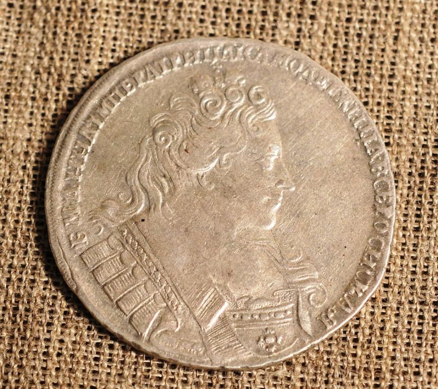 1 рубль 1732 года  Хвост делит "РУ БЛЬ" между буквами "У" и "Б".
