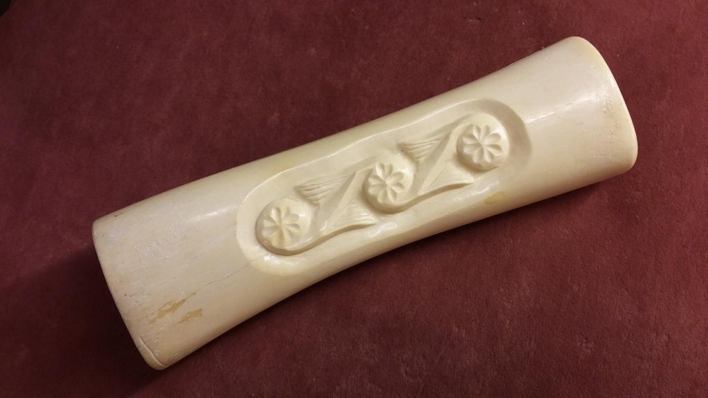 белые двери в интерьере дома из бруса. красить куб. окрашенная кость. красить куб. покрасить кость.