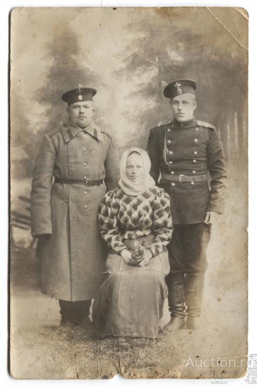 Фотооткрытка. Два военных с ополческими крестами. Кокарды. Погоны. Цепочка от часов. 9x14 см.