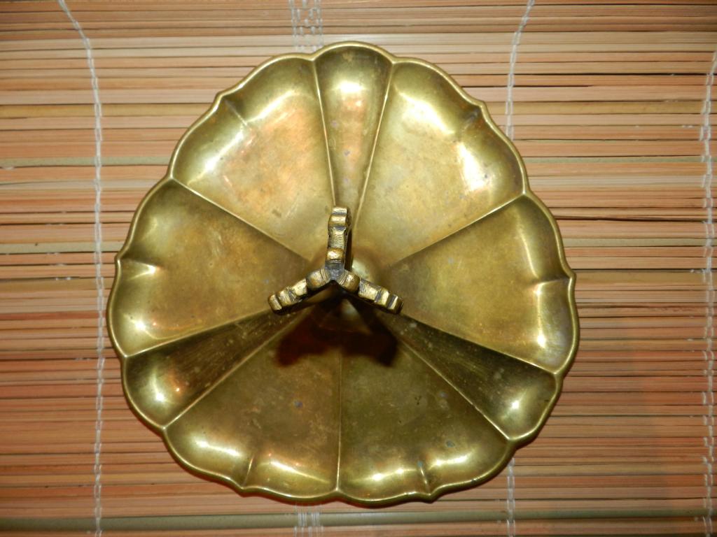 ПОДНОС-ПОДСТАВКА с ЛИТОЙ РУЧКОЙ.  БОЛЬШАЯ. 27 см. (ЛАТУНЬ) Старинная.