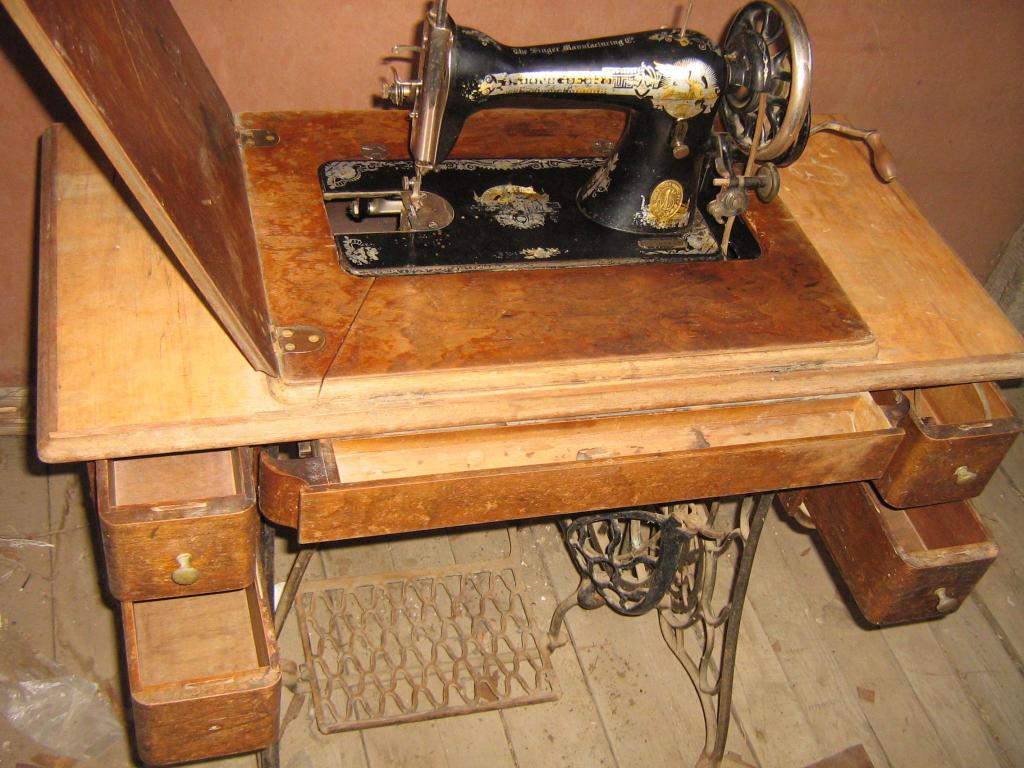 Купить ножную машинку зингер. Zinger швейная машинка ножная. Швейная машинка Зингер 1909 года. Машинка Зингер ножная. Машинка Зингер 1909 года.