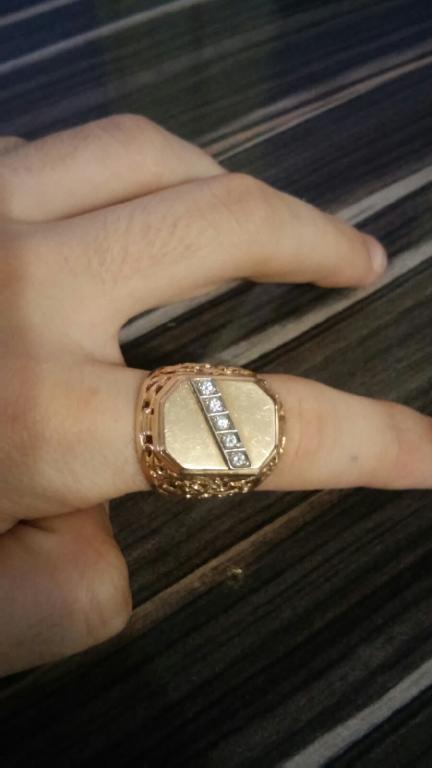 Кольцо-печатка из золота с бриллиантами