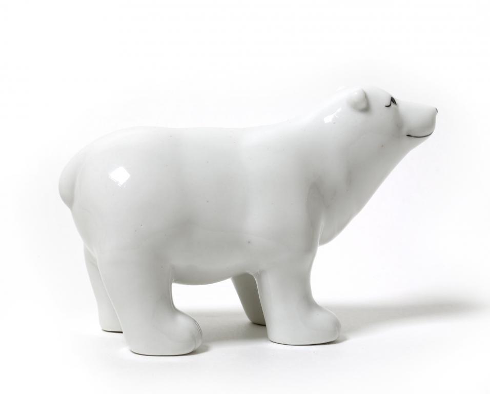 Белые фигурки. Фарфоровая статуэтка белый медведь. Фарфоровая фигурка белый медведь. Фарфор белый медведь песочное. Белый медведь стоящий статуэтка.