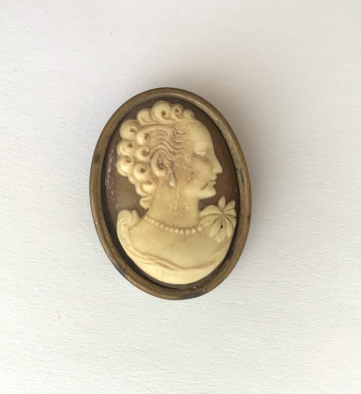 Antique Cameo Lamont