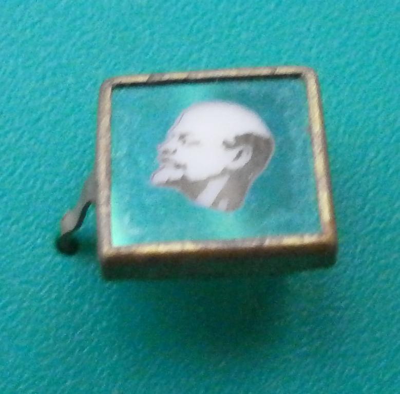 фрачник Ленин. стекло. в коллекцию.
