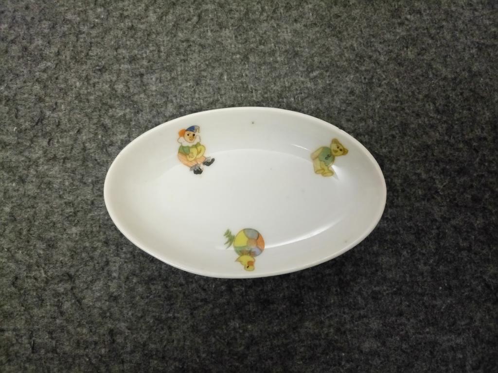 Конец 1940-х гг. Фарфоровая игрушечная тарелочка. Клеймо завода "Пролетарий".