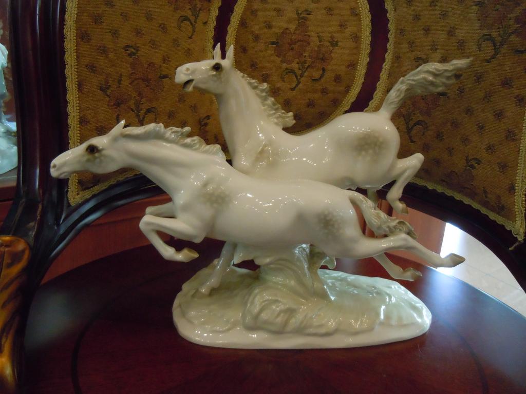 "Кони на свободе"  Хутченройтер,  Германия,  1960гг,  фарфор,  выс-28см, дл-40см