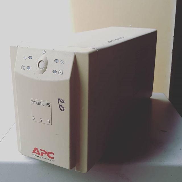 ИБП Apc Smart-Ups 620 va 2.8A 390W.  20