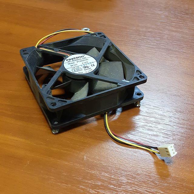 90mm 3pin foxconn pv902512l g2