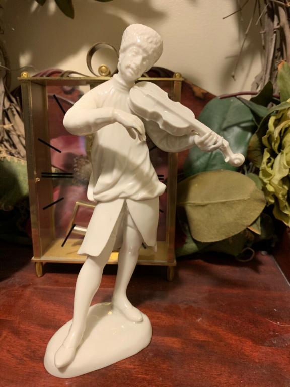 БОЛЬШАЯ АНТИКВАРНАЯ СТАТУЭТКА Nymphenburg СКРИПАЧ