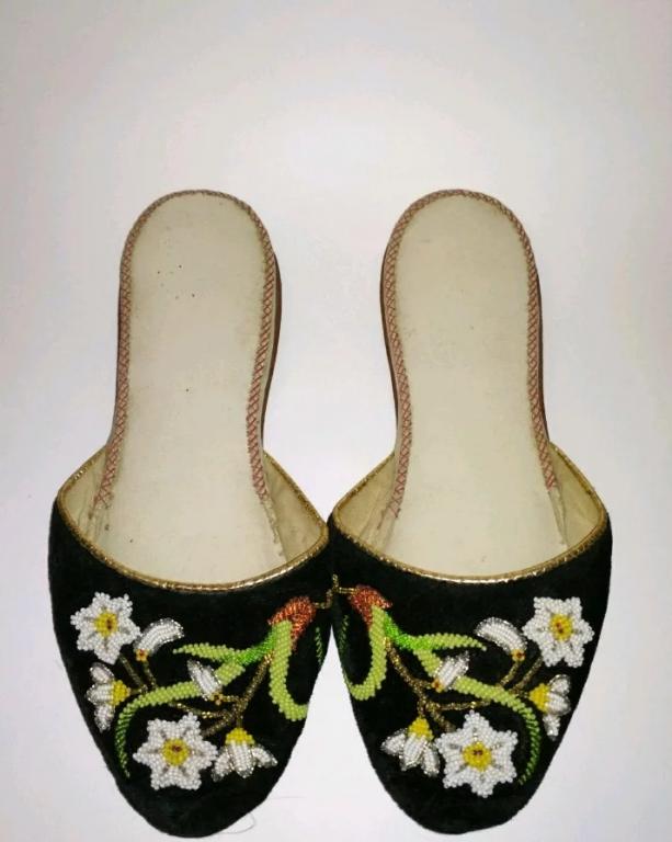 Тапочки 19 век. Авито тапочки винтаж. Авито тапочки винтаж. Обувь гдр. Домашние туфли 19 века.