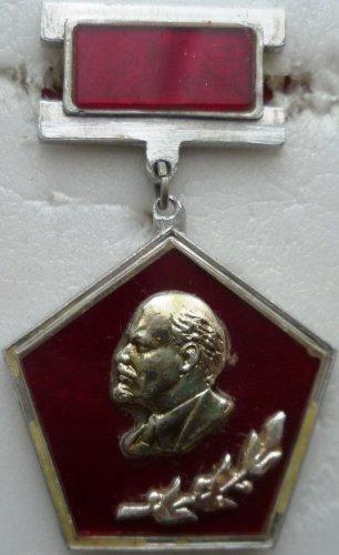 Заслуженный ветеран труда завода "Ленинец"." Ленин.