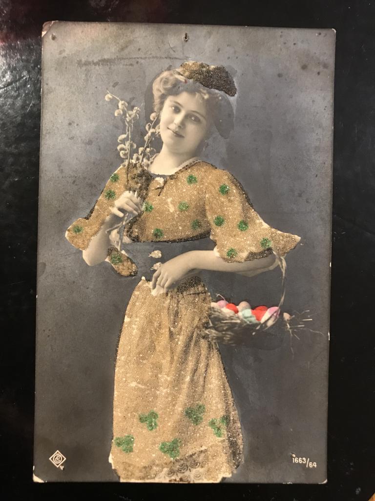 Девушка с вербой и освещенными яйцами.