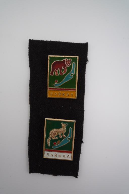 Байкал 2 значка - медведь и соболь.