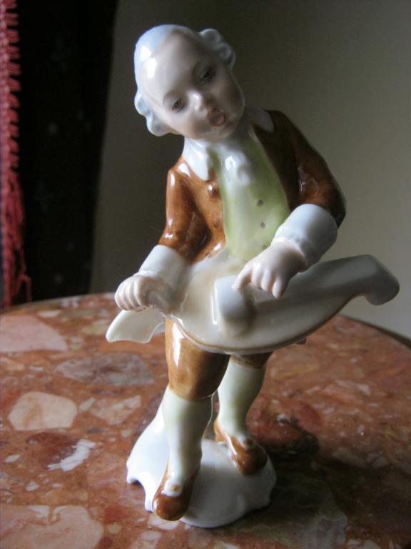 Музыкант.TIRSCHENREUTH PORCELAIN [L. HUTSCHENREUTHER after 1927] Karl Himmelstos.(Germany)