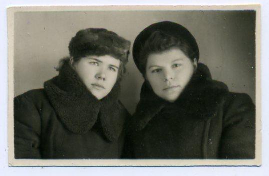 Советский быт Молодежь девушки одежда мода прическа 5,5 х 8,5 см