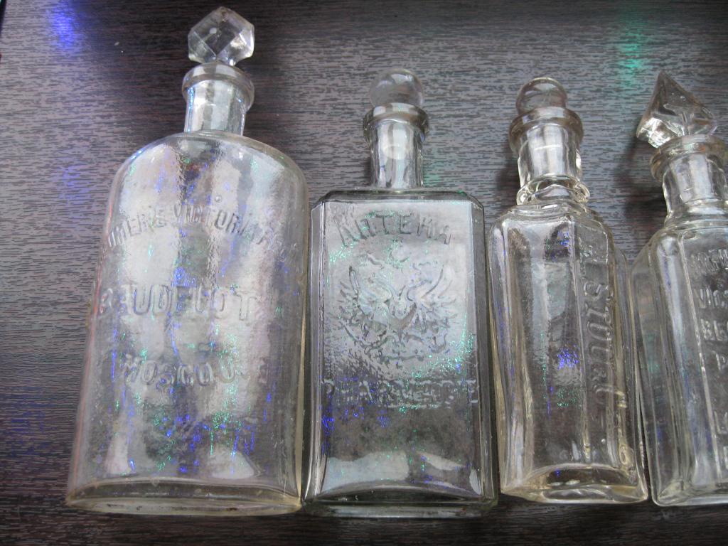 Бутылочка стар. Старинные бутылки с печатью. Старинные бутылки с гербом. Бутылки до 1917 года. Немецкая старинная бутылка с гравировкой.