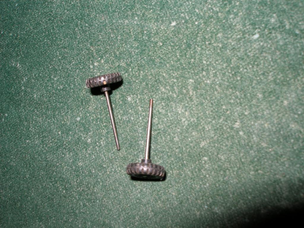 Колесо с осъю для машинки.Цена за шт.