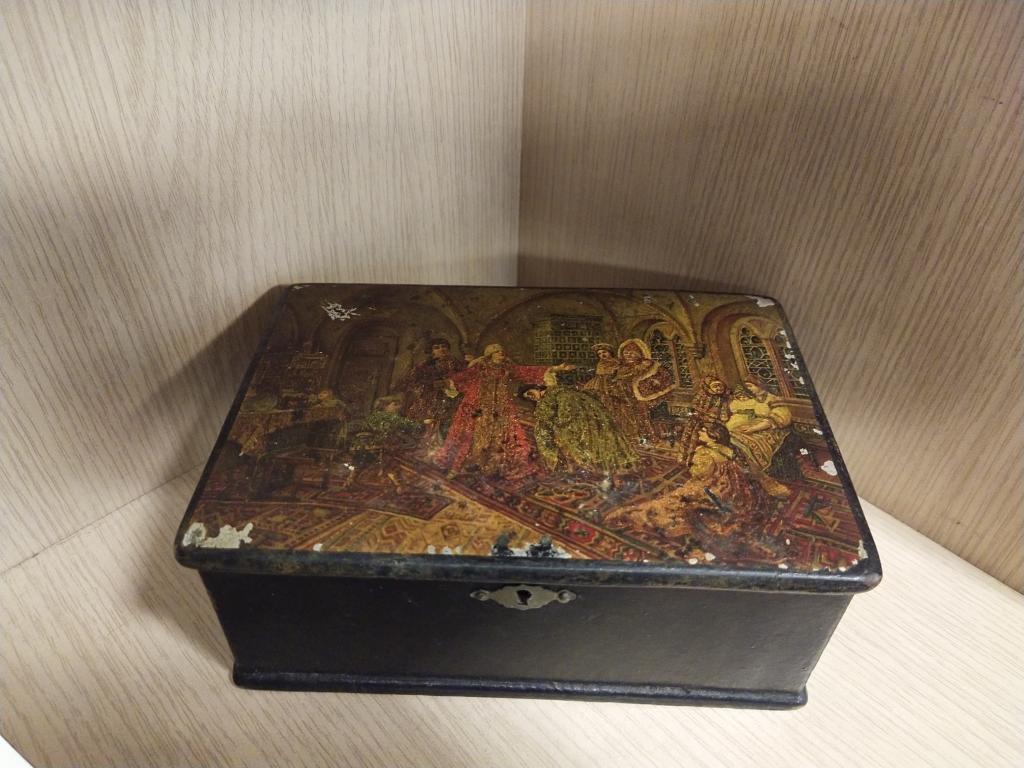 Шкатулка " Игра в прятки ". Конец 19-го века.Лаковая миниатюра.